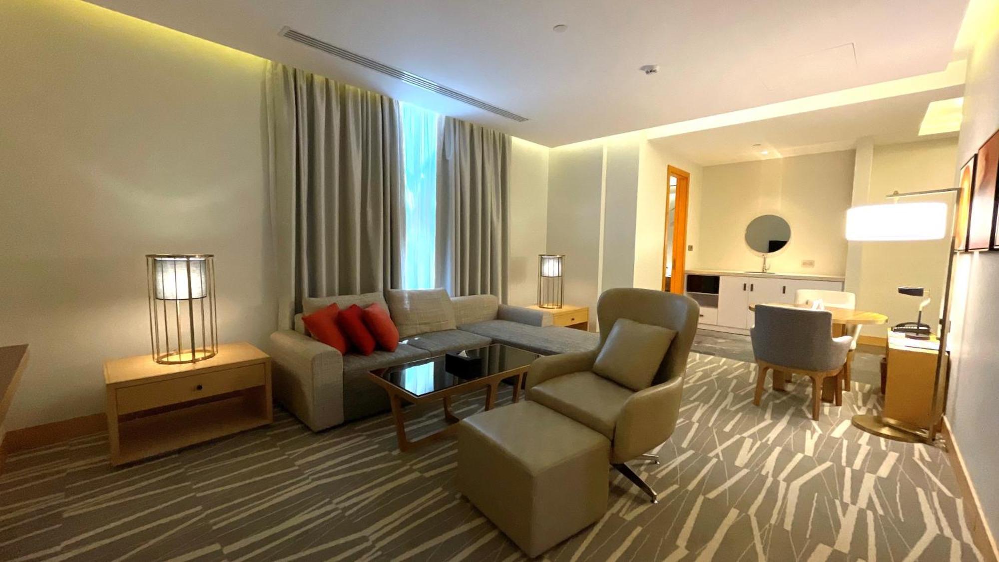 Ramada Hotel & Suites By Wyndham Al Qassim Al Bukayriah Bagian luar foto A suite at the hotel