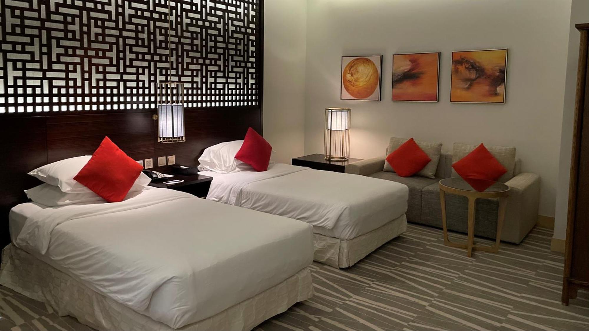 Ramada Hotel & Suites By Wyndham Al Qassim Al Bukayriah Bagian luar foto A room at the hotel