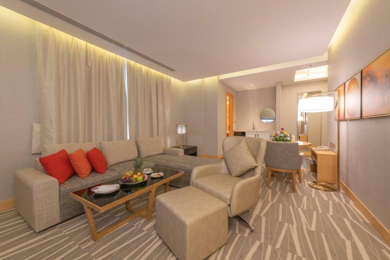 Ramada Hotel & Suites By Wyndham Al Qassim Al Bukayriah Bagian luar foto A suite at the hotel
