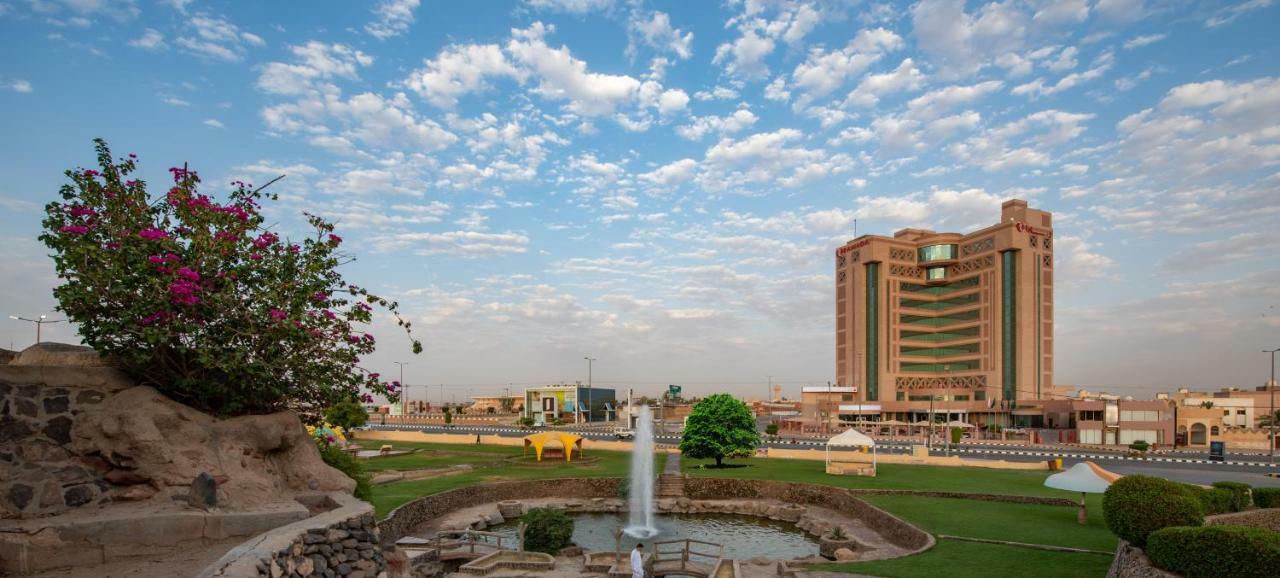 Ramada Hotel & Suites By Wyndham Al Qassim Al Bukayriah Bagian luar foto Fountain at the University of Hail