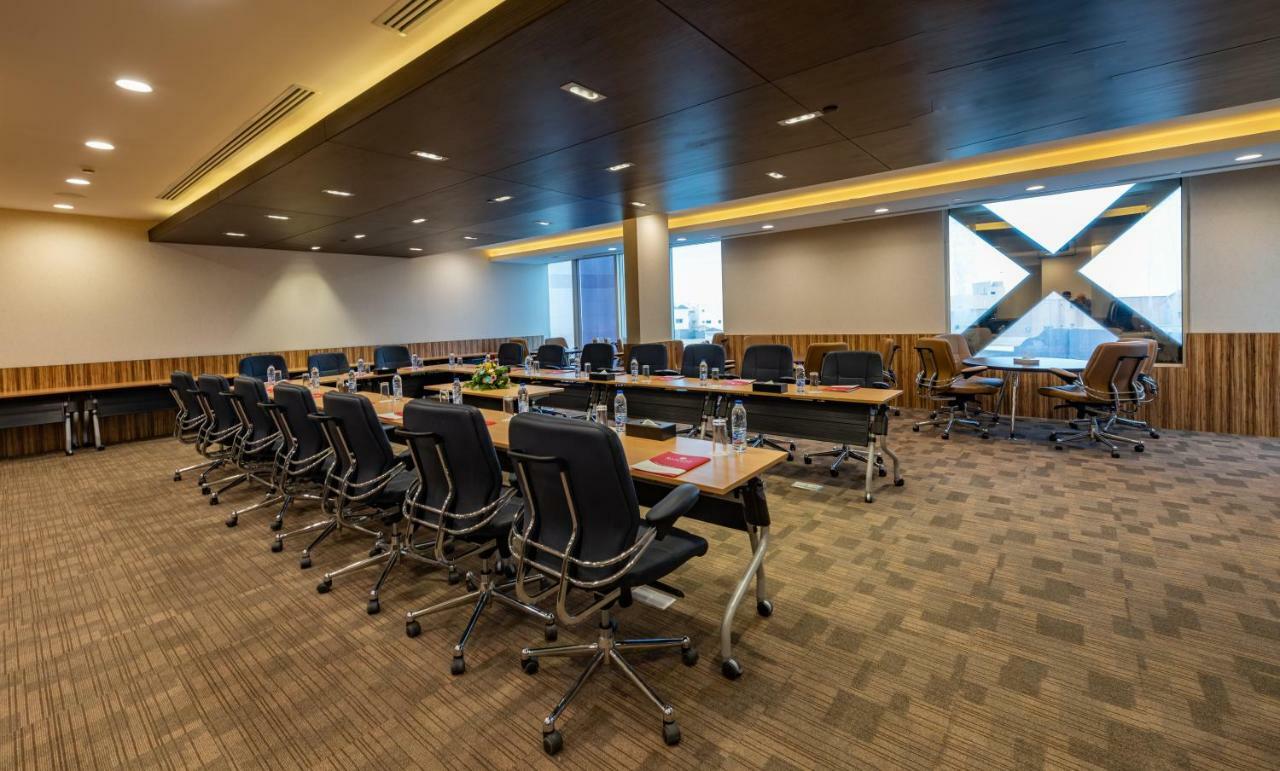 Ramada Hotel & Suites By Wyndham Al Qassim Al Bukayriah Bagian luar foto Meeting room