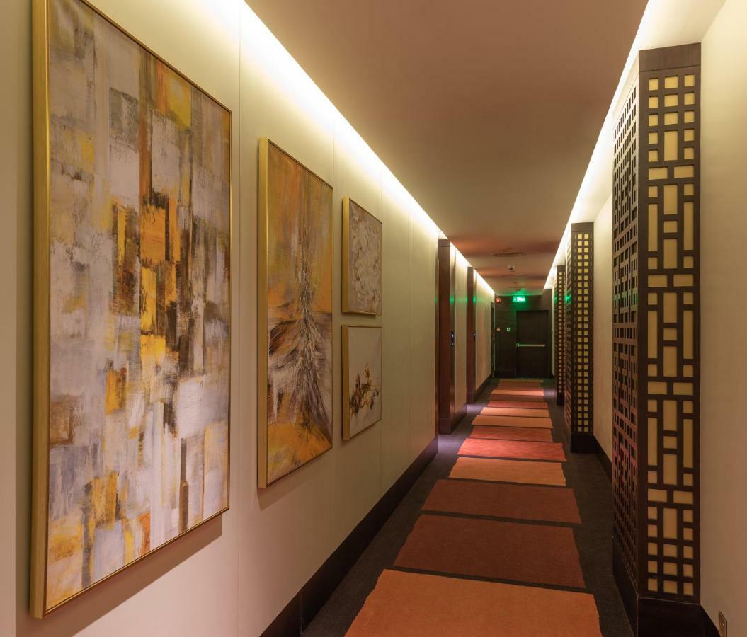 Ramada Hotel & Suites By Wyndham Al Qassim Al Bukayriah Bagian luar foto A corridor at the hotel