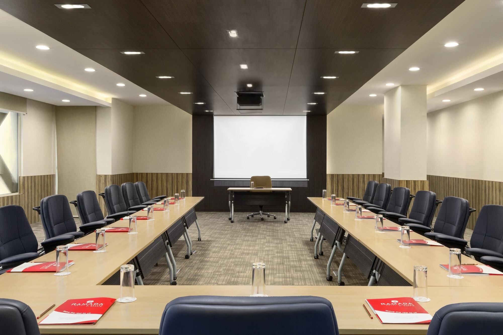 Ramada Hotel & Suites By Wyndham Al Qassim Al Bukayriah Bagian luar foto Meeting room